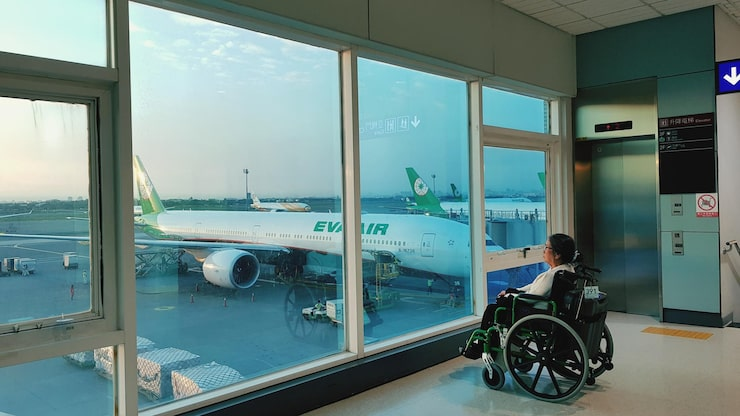 Пользователь складной инвалидной коляски в аэропорту