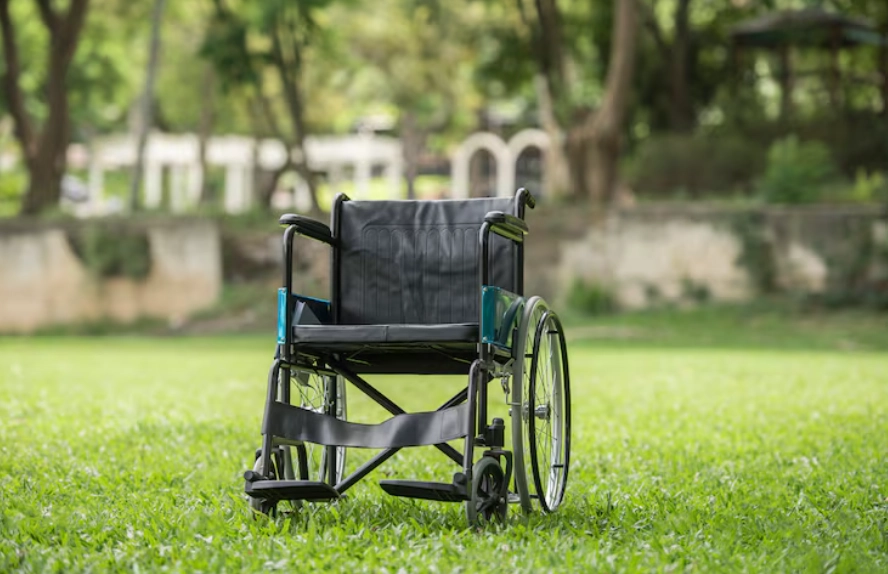 What Are the Differences Between Wheelchair and Transport Chair in Medical Use